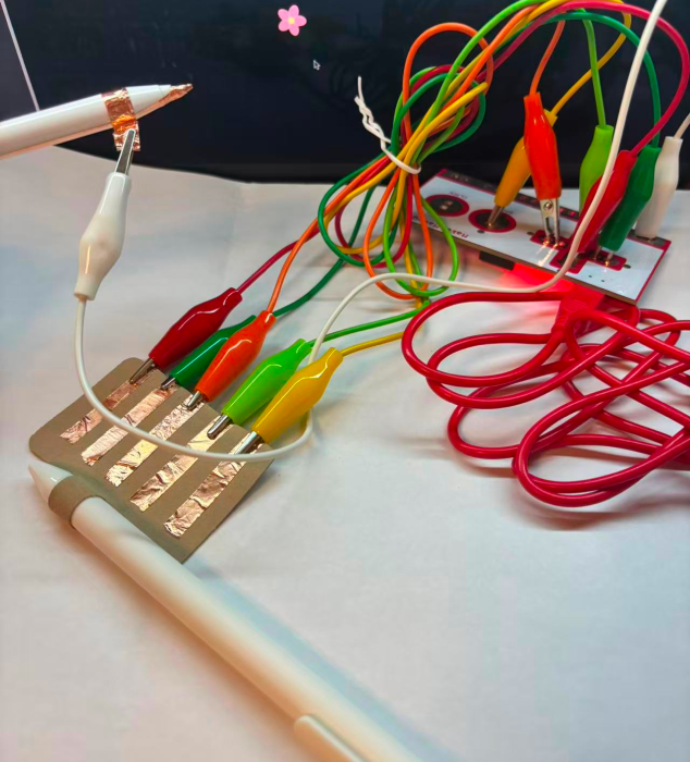 By using copper strips to connect the circuit with MakeyMakey, the control and visual effects can interact. (Object connection