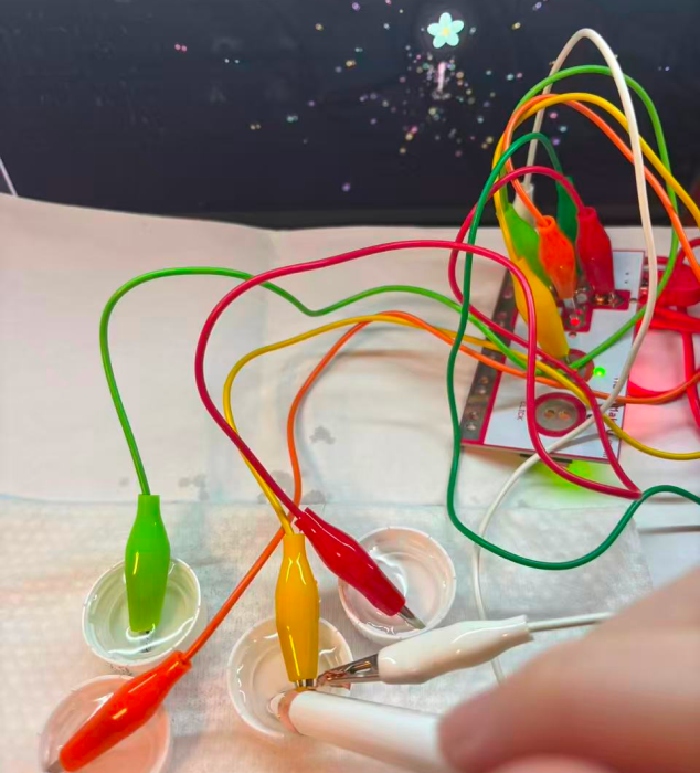 By using water to connect the circuit with MakeyMakey, the control and visual effects can interact.