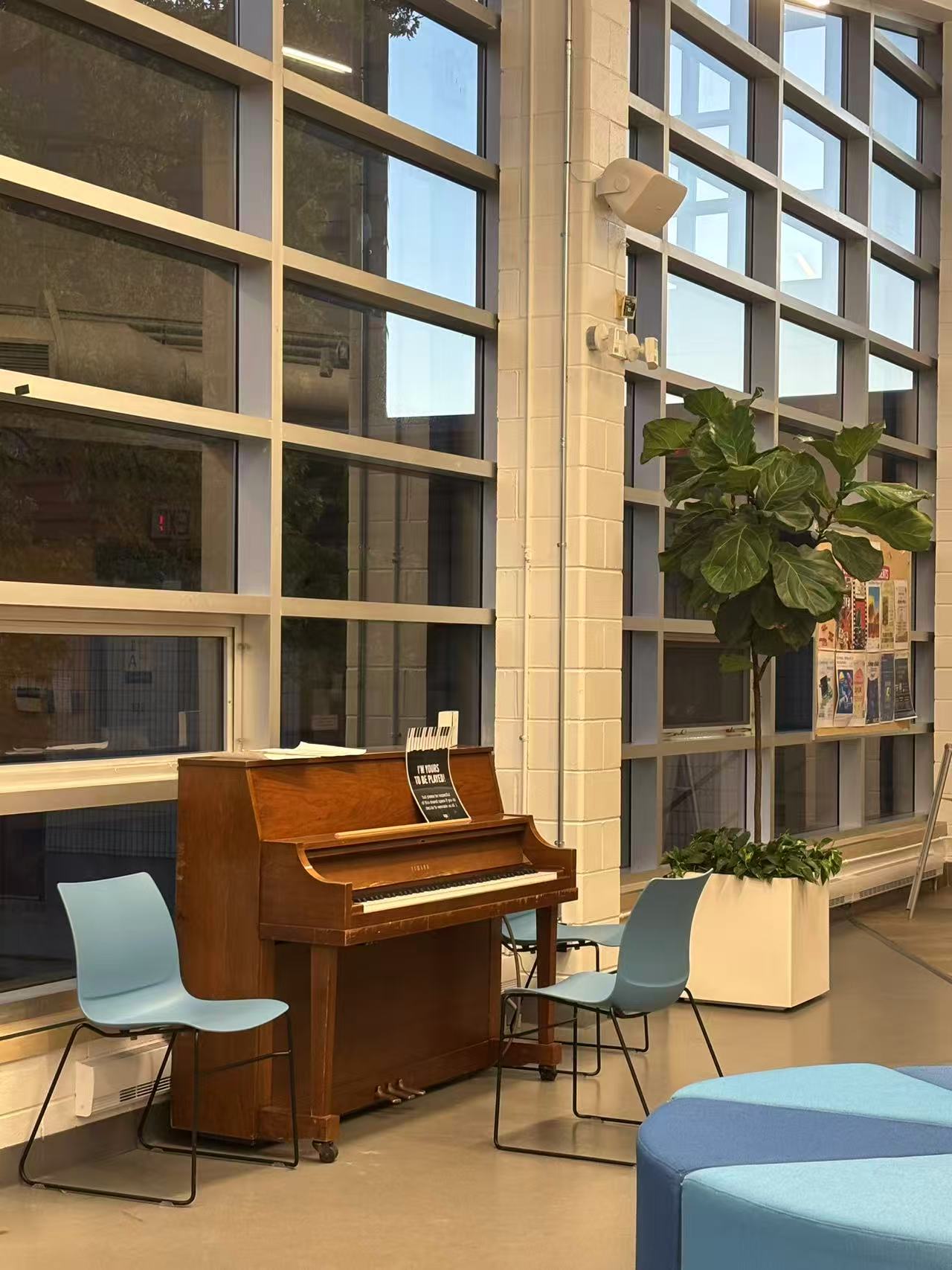 The location is on the piano on the first floor of Building D, next to the study or dining area.<br>
Style: Modernism and industrial style<br>
Building materials: concrete, glass curtain wall, steel, wood, paint, plastic.<a href='https://www.youtube.com/embed/tgbNymZ7vqY' target='_blank'><p>Project Video Link</p></a>